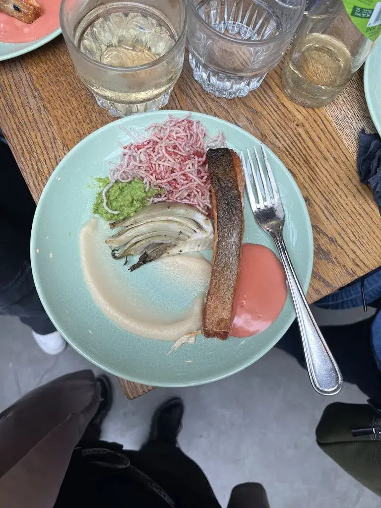 Ayu Pravindias_WAAG_Leiden_review