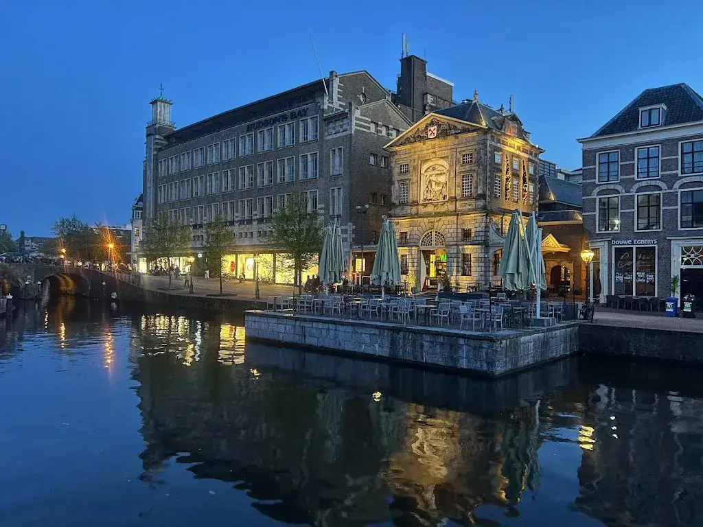 Ruth Wang_WAAG_Leiden_review