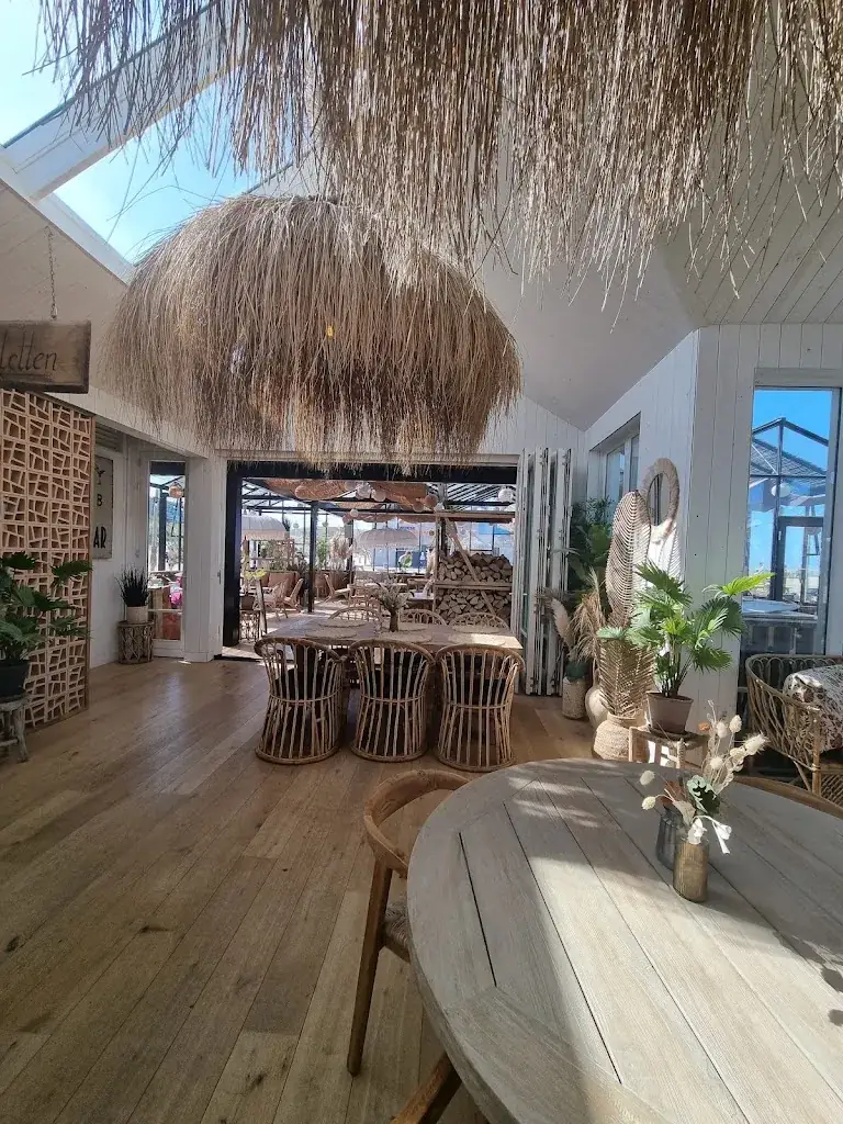 Strandpaviljoen SandCbar_Zee_slider_image_3