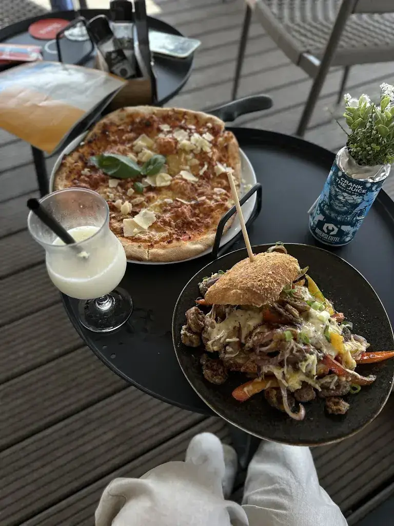 Anna Gannet_Zomers beachclub_Zee_recensione