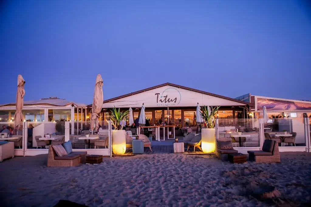 Beachclub Titus restaurant in Haag