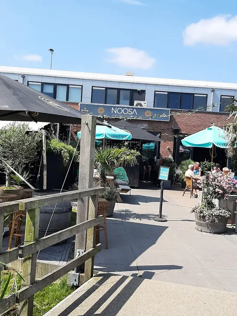 Lyn Middleditch_Noosa Waterfront_Lek_review