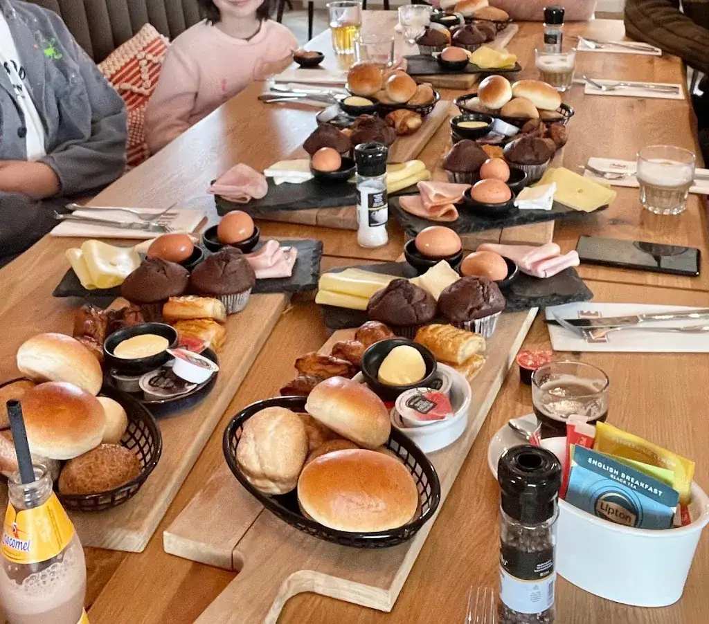 YUI DUANGKAMON_Bregje Nieuwkoop_Nieuwkoop_review