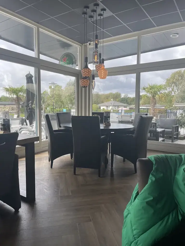 Eyad Kelleh_View at the Park_IJssel_reseña