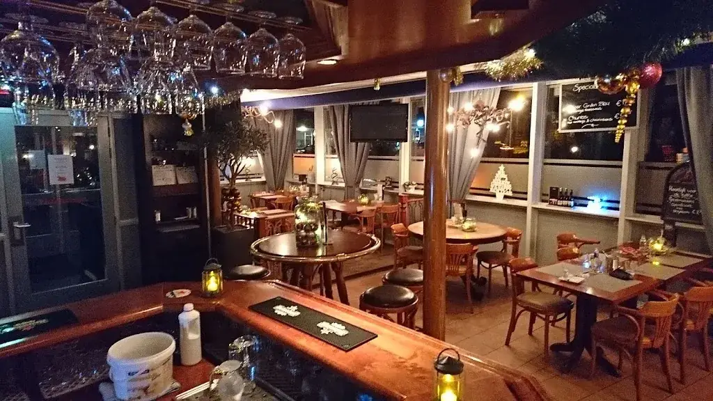 Het Plein restaurant in Strijen