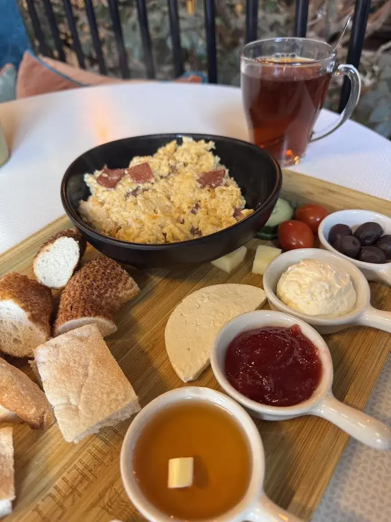 DİLARA YAPRAK_Ekmekci Hollands spoor_Haag_review