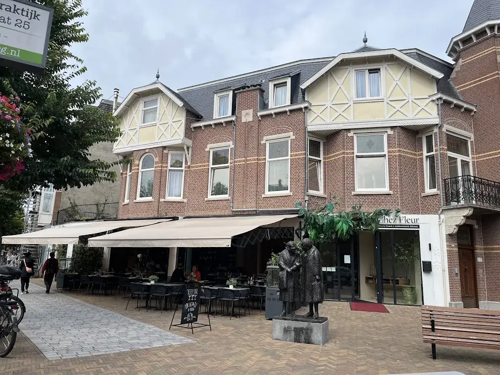 Quinn Johnson_Chez Fleur_Haag_review