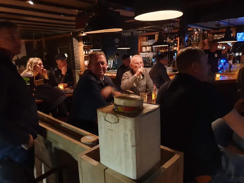 Hans A. Verhoog-Martowidjojo_Eetcafé Dikke Tut_Delfstrahuizen_review