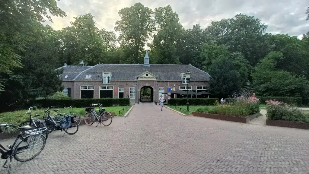 Cees van der Put_Koetshuis Café bij Stayokay_Bunnik_review