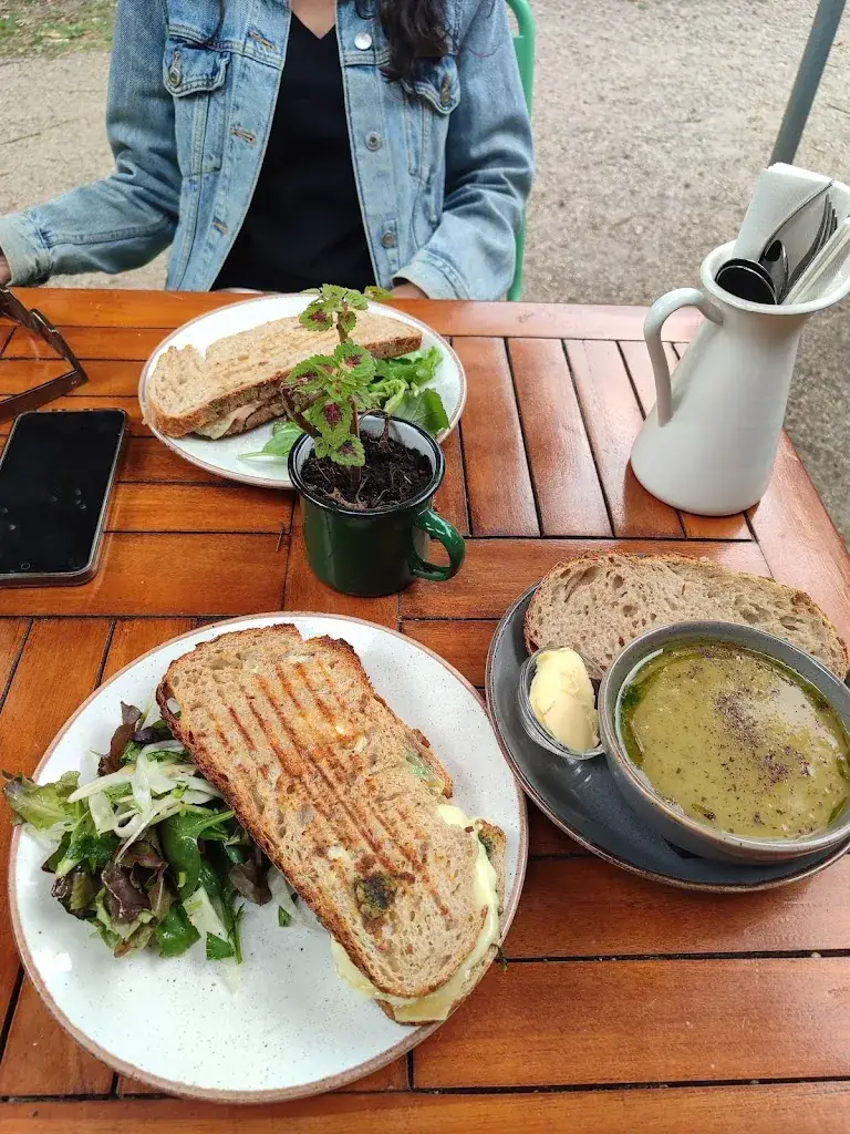 Patrícia Gomes_Landhuis in de stad_Utrecht_review