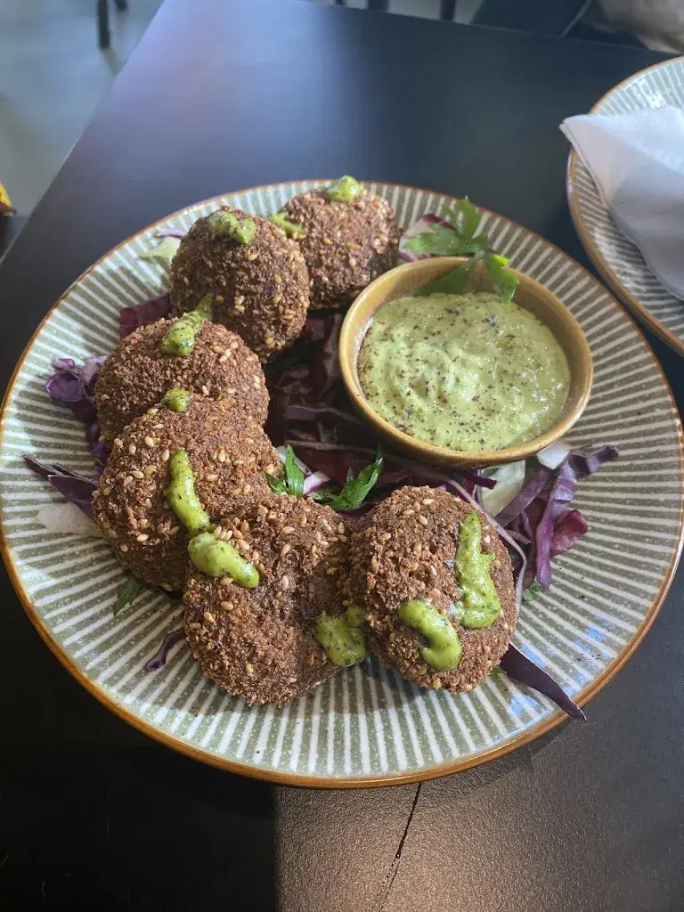 Olha Burlai_A Beautiful Mess - Utrecht (AZC Oog in Al)_Utrecht_reseña