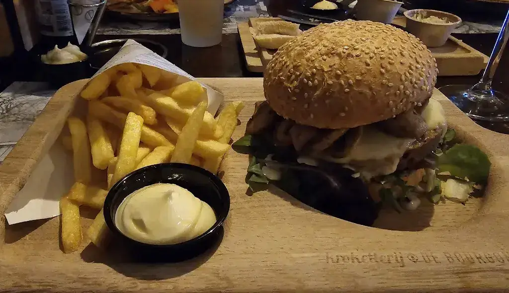 Snackbar restaurant in Schoonrewoerd