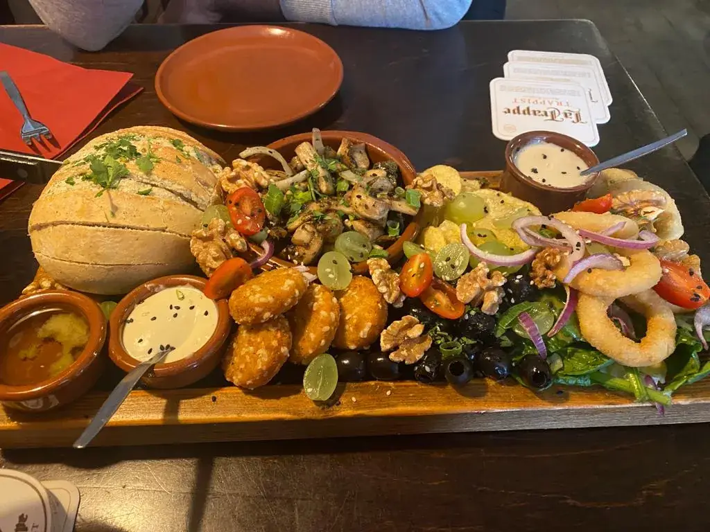 Orçun Güdücü_De Dorpsgek_Maarssen_reseña