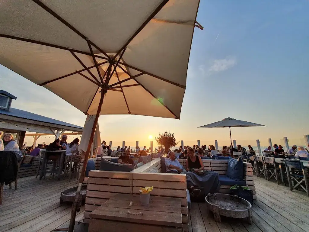 Strandclub Zee restaurant in Scharendijke
