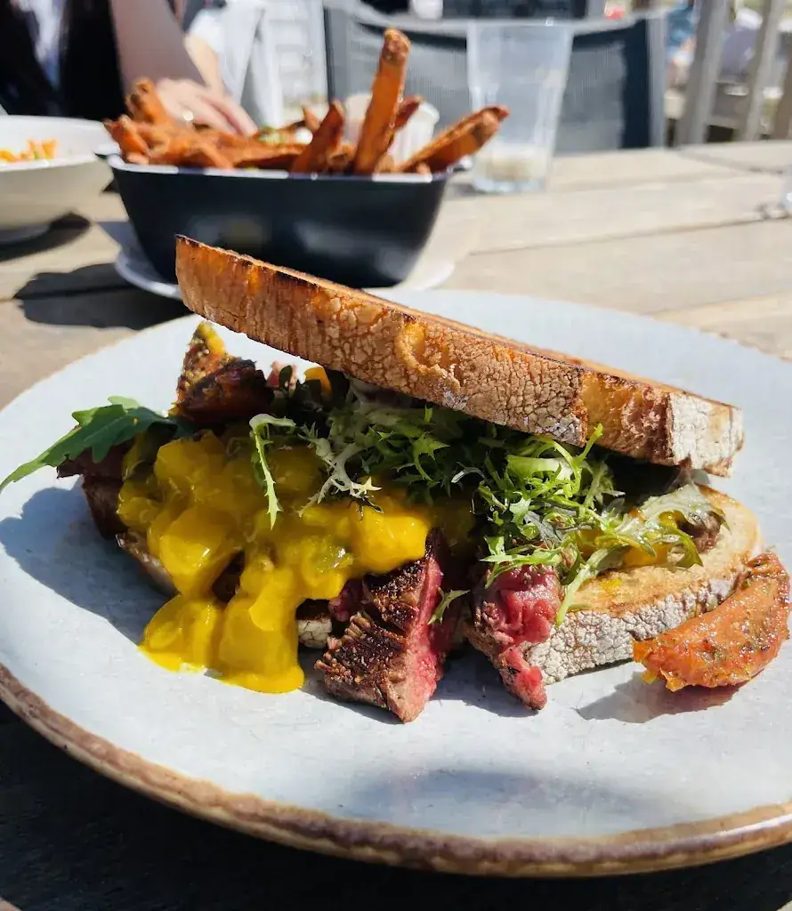 Veit Brnk_Strand Loods Tien_Breskens_review