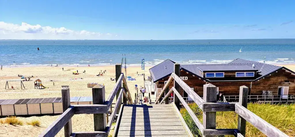 Luuk Bouwens_Strandpaviljoen Vloed_Koudekerke_review