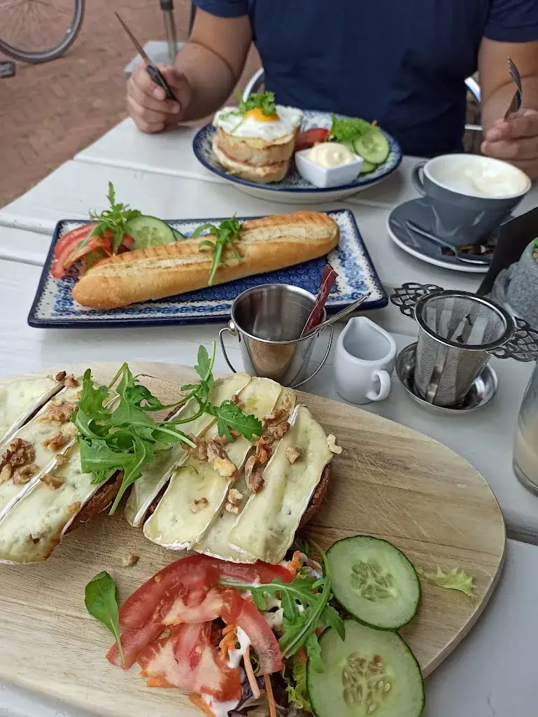 Mareike Wenzel_Nummer 8_Oostburg_review