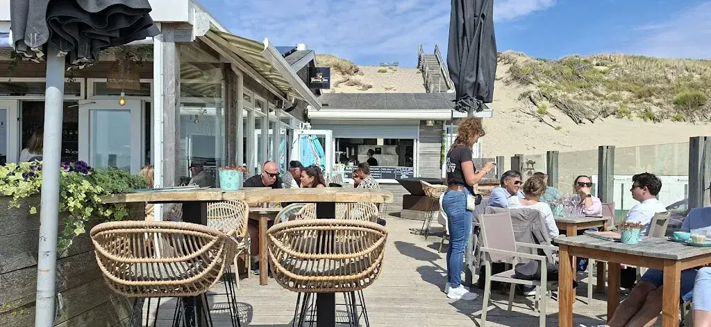 Strandpaviljoen Bluv restaurant in Westkapelle