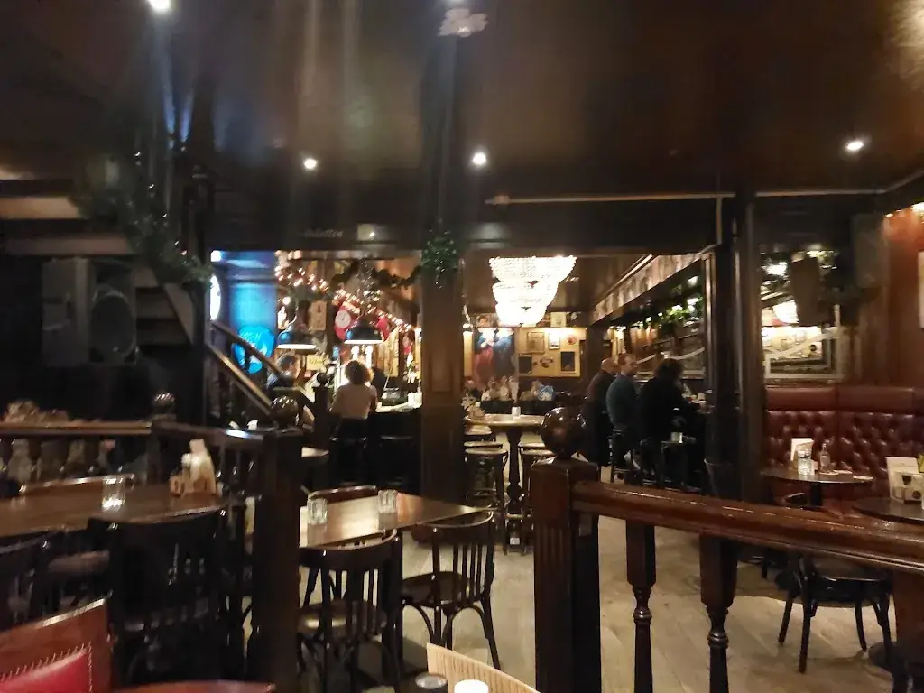 Anders Thammawat_Zusjes de Boer_Assen_review