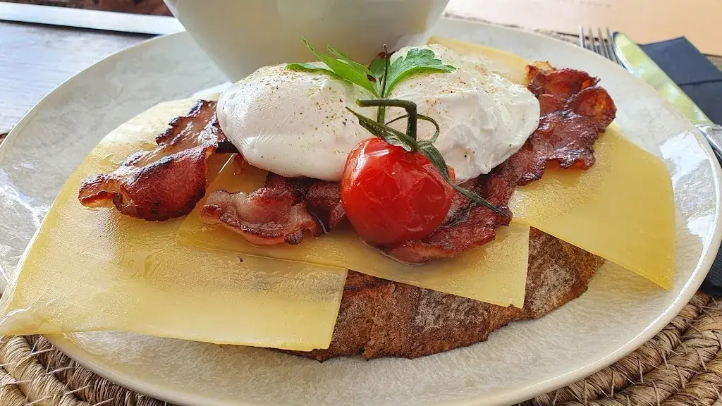 stupsi Lizard_Mia's Restaurant & Lounge_Axel_review