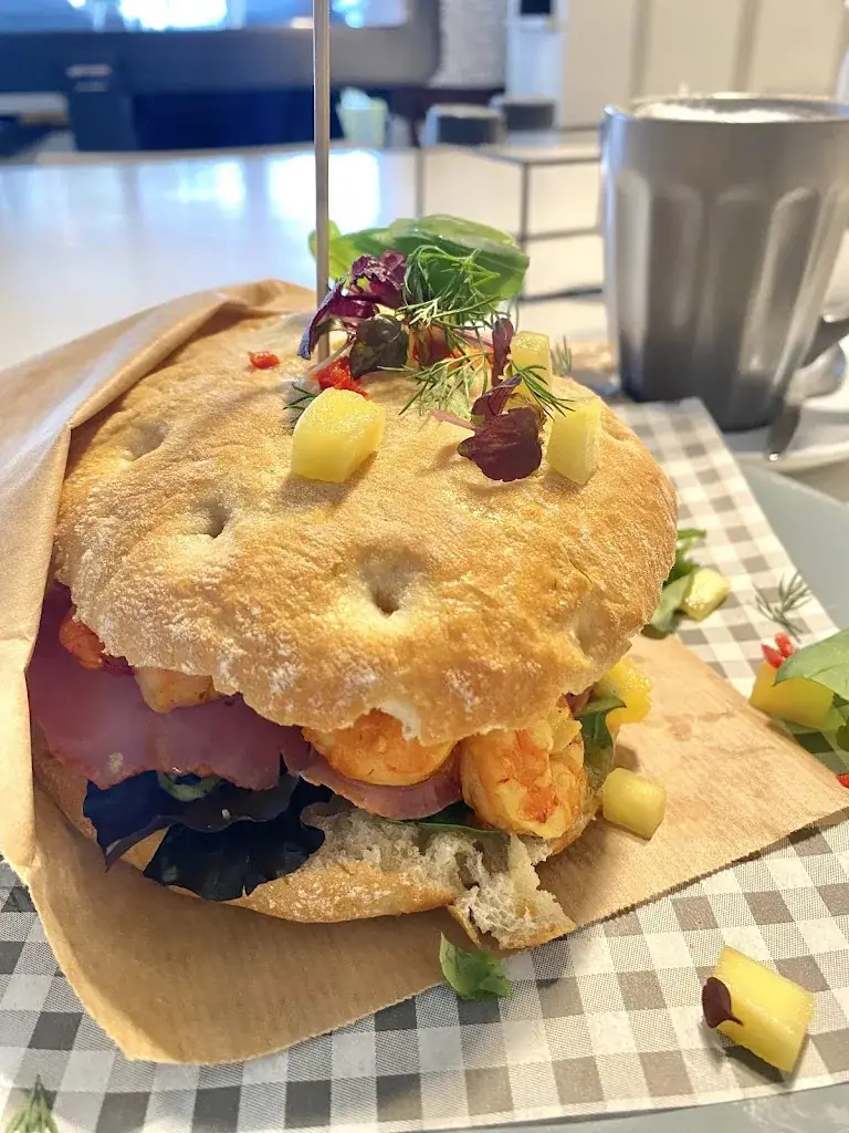 Kaiyan Yeo_'t Dorpsplein Lunchroom/Pannenkoekenhuis_Renesse_reseña