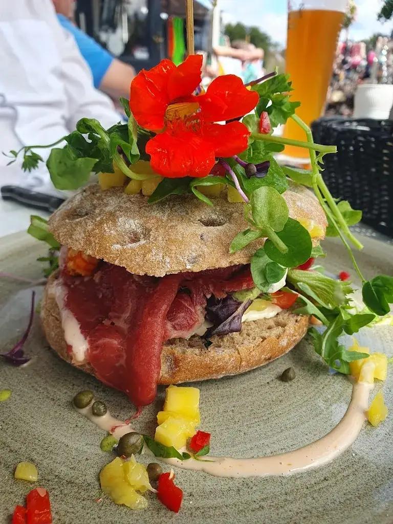Leo Boeren_'t Dorpsplein Lunchroom/Pannenkoekenhuis_Renesse_reseña
