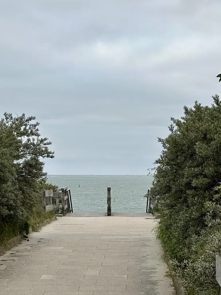 Lynn Desourdy_Pension Zeerust_Renesse_review