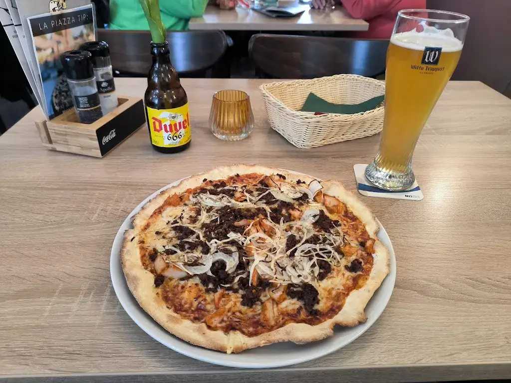 Kristóf Kőnig_Pizzeria La Piazza_Renesse_reseña