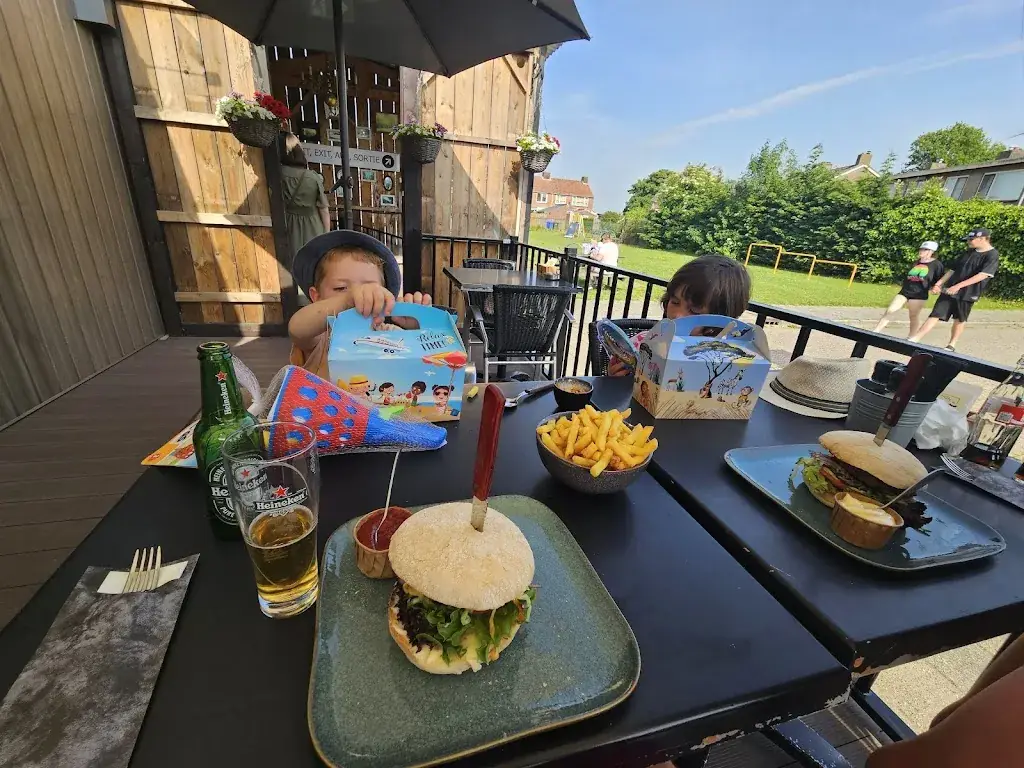 Strączek Wojciech_Eeterij Bie Ons_Hoek_reseña