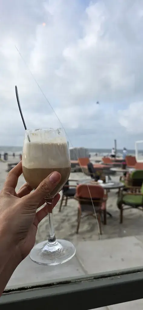 Farzaneh Ardakani_Strandtent R Port_Holland_recensione