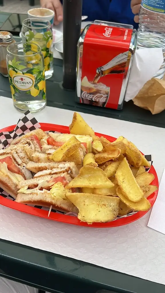 Six66 AA._Da Silva Pastelaria_Fenais da Luz_reseña