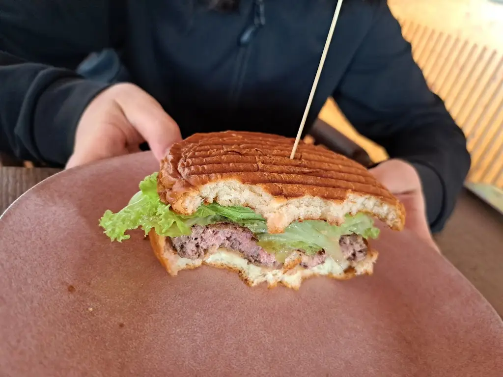 Leo_Baleias Café_Lajes do Pico_review