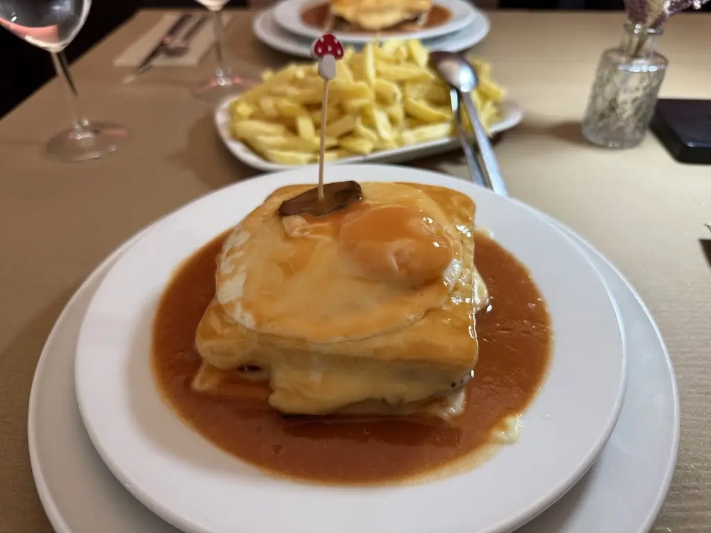 Alexandre Ribeiro_aQuariu's Francesinhas Restaurante_Cristelo_review