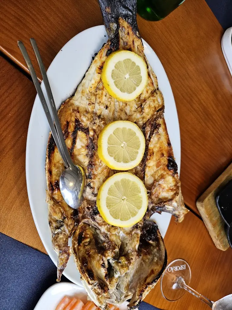 Simon T Katan_Restaurante Salitra_Apúlia_avis