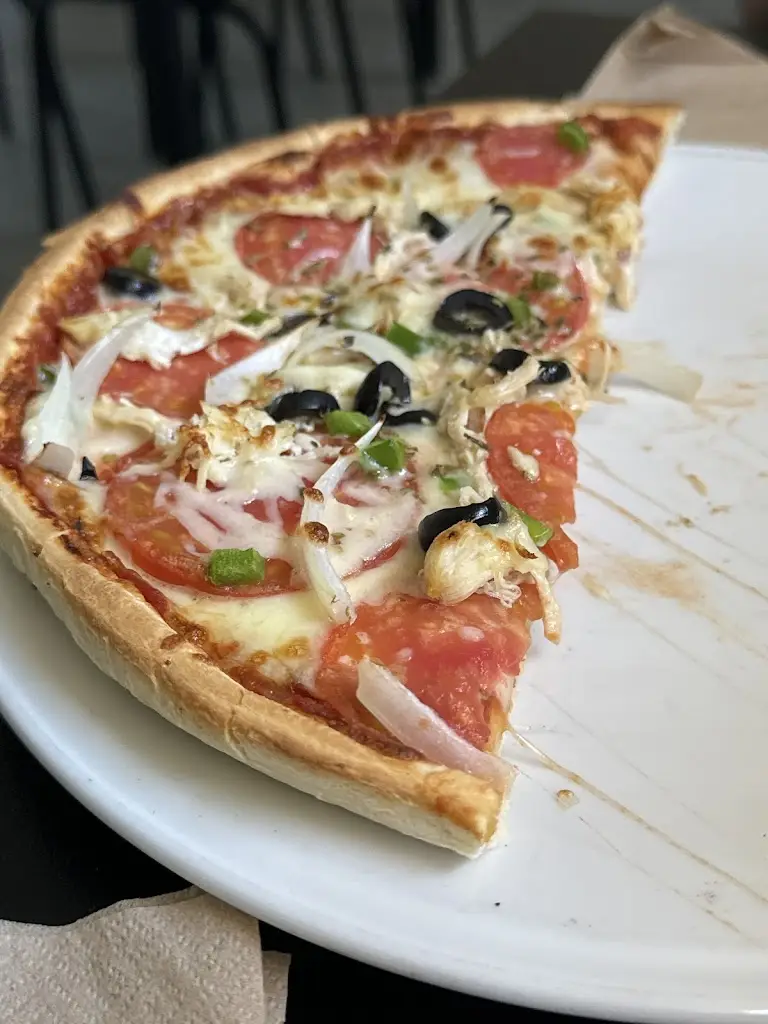 Manzar Abbas Alvi_Pizzaria Urbanus_Apúlia_reseña