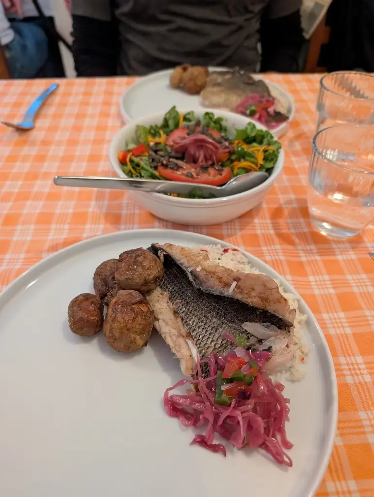 Cara Decker_Captain's Table_Angra do Heroísmo_recensione