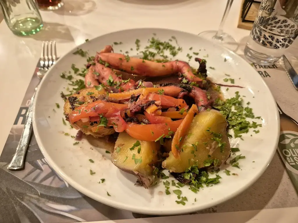 Aljaž Berginc_Birou Bar_Angra do Heroísmo_recensione