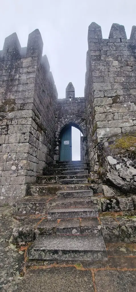 lynnieg2001_O Castelo_Póvoa de Lanhoso_reseña