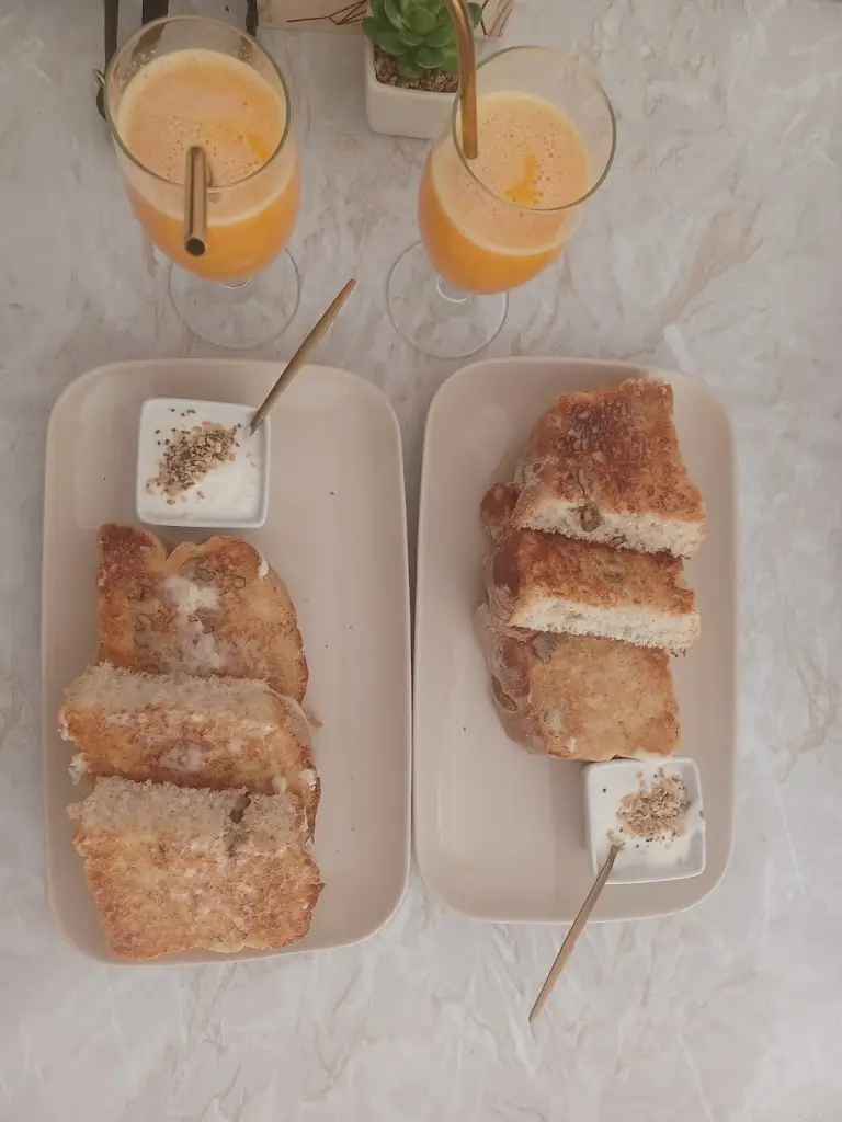 Carla Fernandes_Nuvem d'enfeites_Riba de Ave_reseña