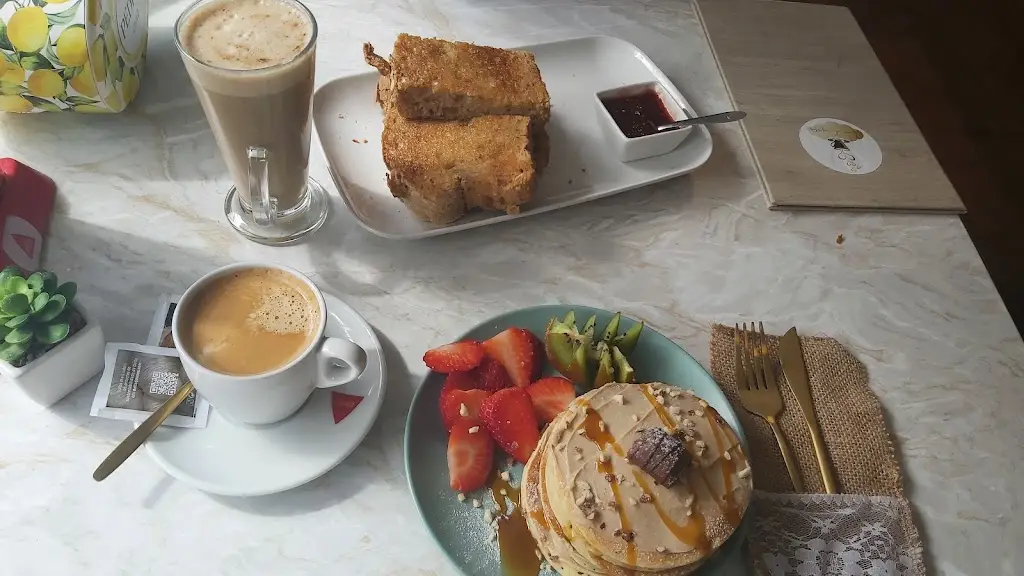 Cátia Oliveira_Nuvem d'enfeites_Riba de Ave_reseña