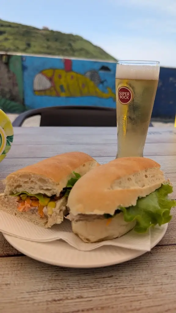 Kate Kidwell_Cafe Do Porto Pim_Horta_recensione