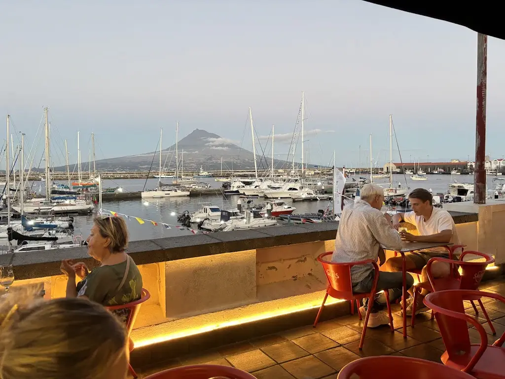 Matthijs Nabers_Bar Do Clube Naval Da Horta_Horta_recensione