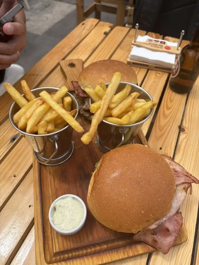 Christie_Neptuno Lounge Bar_Horta_recensione