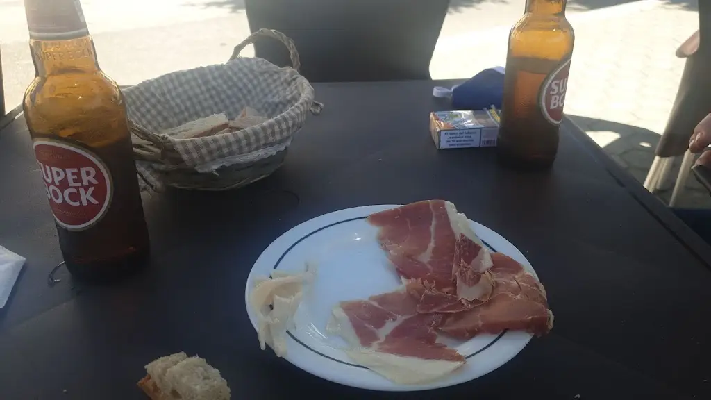 Alba Gonzalez_A Tasca Do Meio_Vinhais_reseña