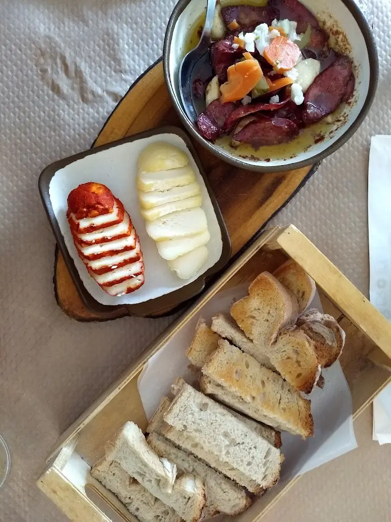 Michelle Trinh_Café Pierrot (John's Place)_Buarcos_reseña