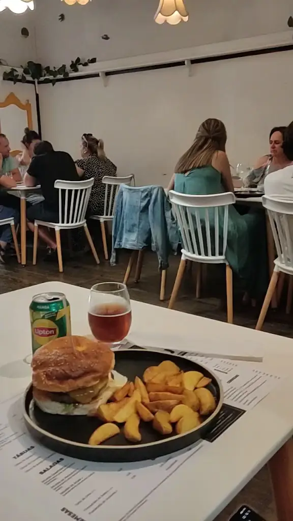 Barış Soref_A Burguesa - Restaurante_Lousã_reseña