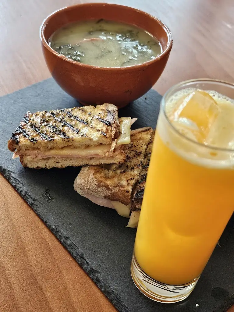 Lírios Bar restaurant in São Pedro de Alva