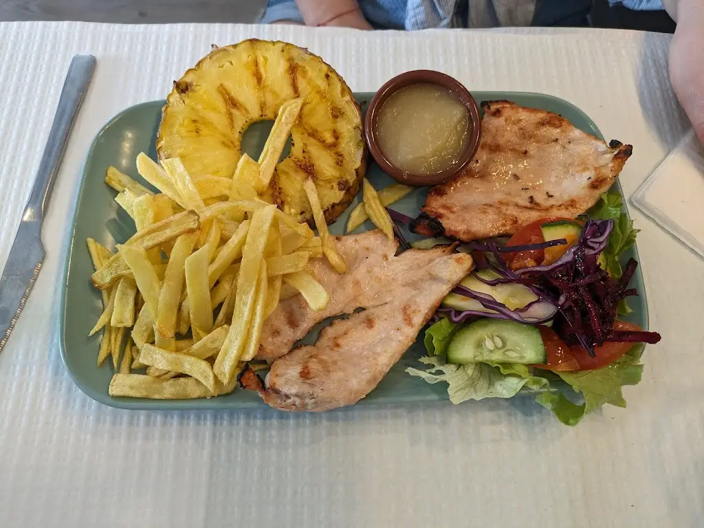 Illia Sheremet_Petiskos Kafé_Reguengos de Monsaraz_recensione