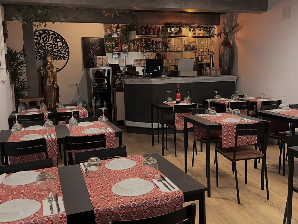 Momo Express Mixed Asian And Nepalese Restaurant ristorante a Bensafrim