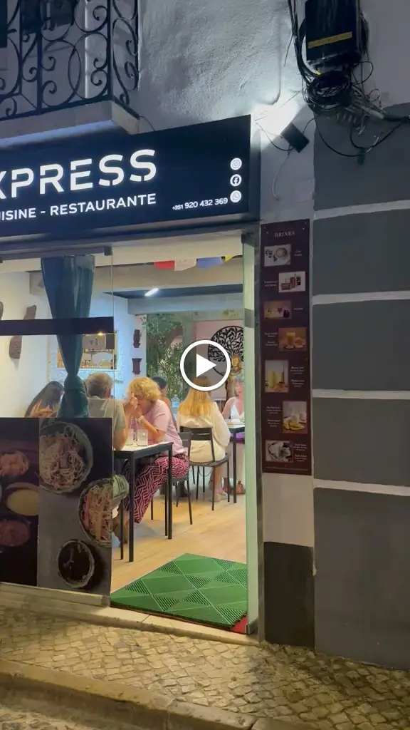 Momo Express Mixed Asian And Nepalese Restaurant_Bensafrim_slider_image_2